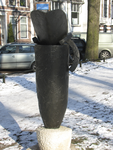 905766 Afbeelding het bronzen beeldhouwwerk 'Zonder titel' van Carola Popma (1954) in winterse sfeer, in 1993 geplaatst ...